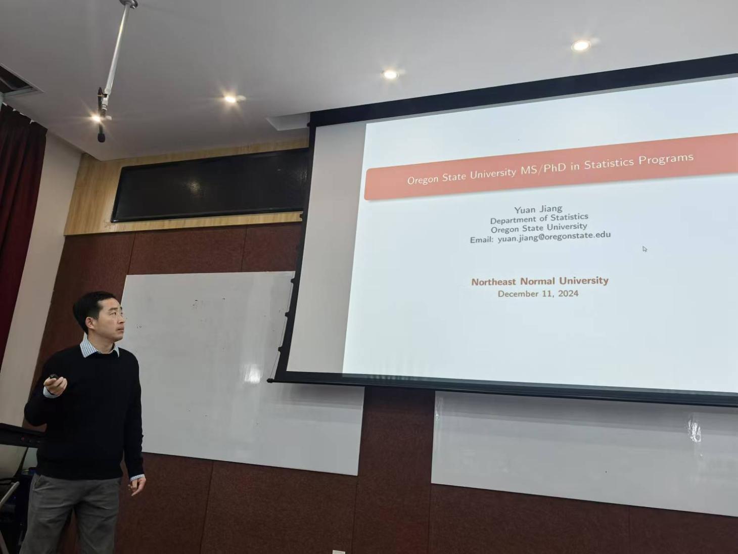 Dr. Jiang recruits prospective graduate students at Northeastern Normal University
